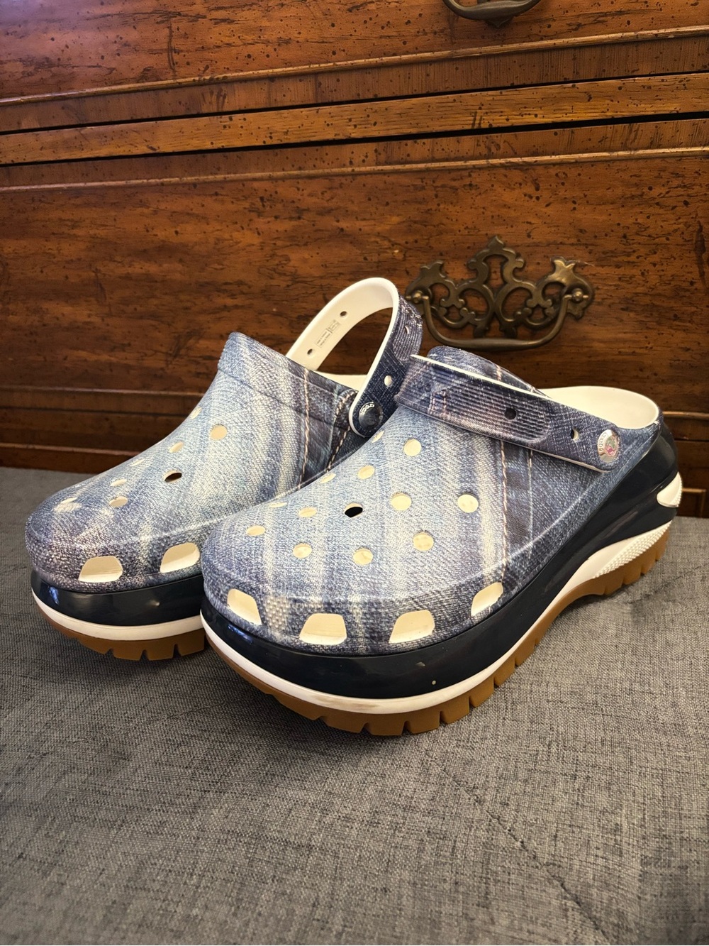 CROCS MEGA CRUSH DENIM PLATFORM CLOGS, size M7/W9